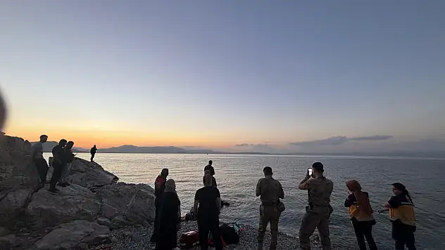 Tatvan'da kayalıklarda mahsur kalan genç kız için ekipler seferber oldu