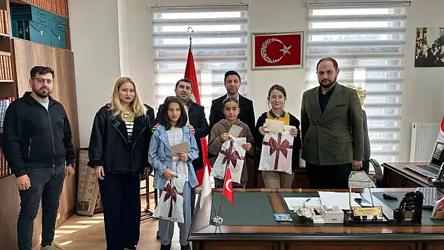 Tatvan'da öğrenciler milli şairin dizelerini ezbere okudu