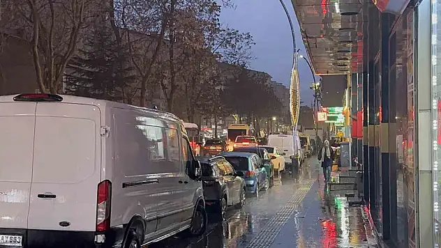 Tatvan'da sağanak yağış su taşkınlarına neden oldu, yetkililer uyardı!