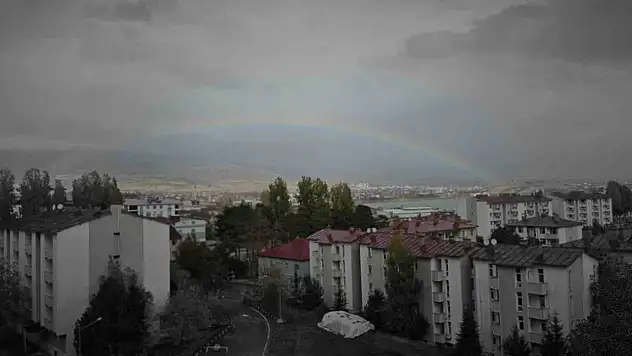 Tatvan'da Yağmur Sonrası Gökkuşağı, Van Gölü Üzerinde Büyüleyici Bir Manzara Oluşturdu