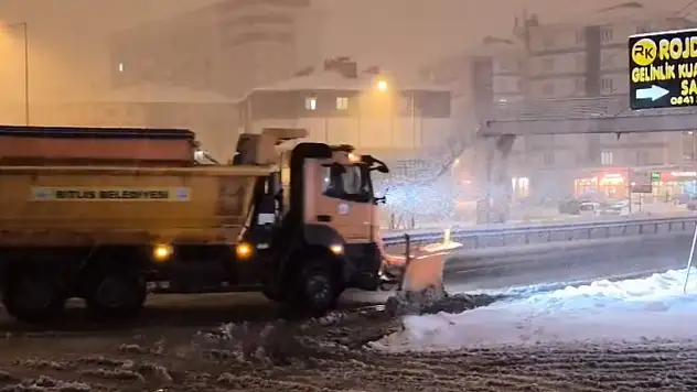Tatvan'da yüksek kesimlerde kar yağışı etkili oldu