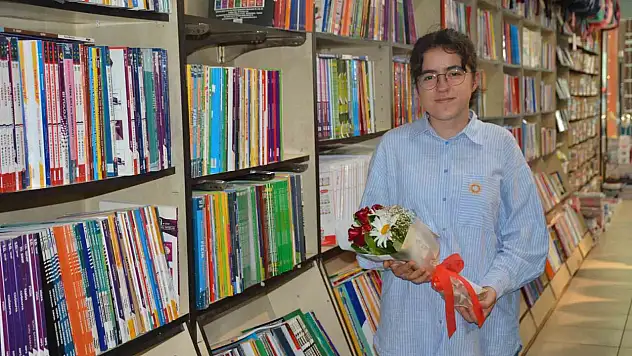 Tatvan'dan Zeynep, LGS'de 500 Puanla Türkiye Şampiyonu Olmayı Başardı