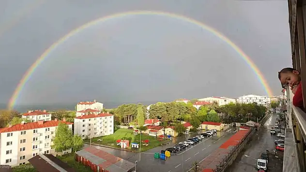 Tatvan Gökyüzünde Gökkuşağı Şöleni Büyüledi