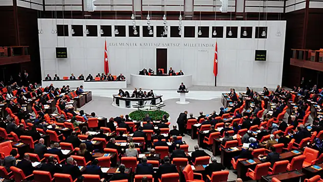 TBMM Gündemindeki Teklifte Dikkat Çeken Düzenleme: Parayla Tez Yazdırana Milyonluk Ceza Yolda