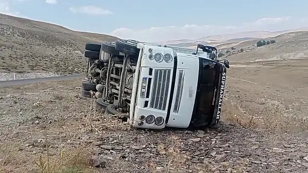 Tekman'da kamyon devrildi, sürücü hastaneye kaldırıldı
