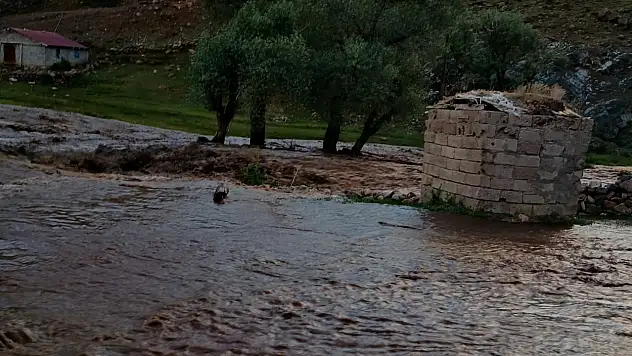 Tekman'ı sel ve kasırga vurdu!
