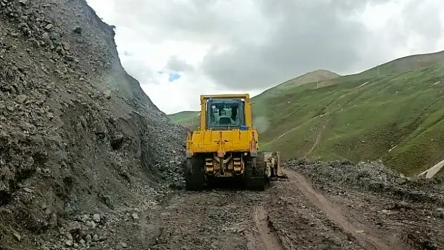 Tendürek dağlarında bulunan köy yoluna heyelan düştü