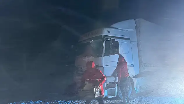 Tendürek Geçidi'nde zorlu gece zorlu gece: Araçlar mahsur kaldı