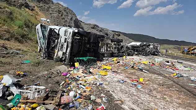 Tendürek'te iki tırın karıştığı kaza sonrası yol savaş alanına döndü