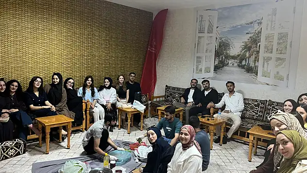 Tıbbi Laboratuvar öğrencileri mezuniyet sevincini Genç Ofis'te yaşadı