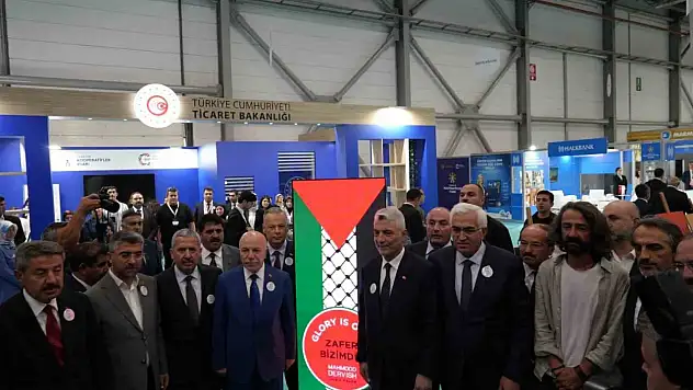 Ticaret Bakanı Bolat, 2025 Türkiye Kooperatifler Fuarı'nda stantları gezdi ve markalaşma eğitimine göz attı