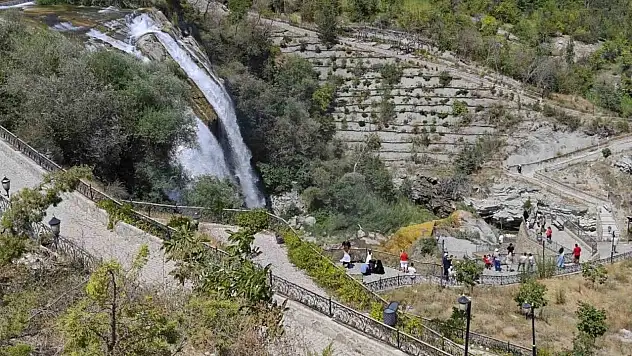 Tortum Şelalesi, Azalan Su Debisine Rağmen Ziyaretçi Akınına Uğruyor