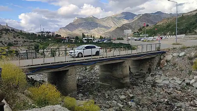 Tortum Şelalesi'ndeki Eski Köprü, Güvenlik Tehlikesi Oluşturuyor