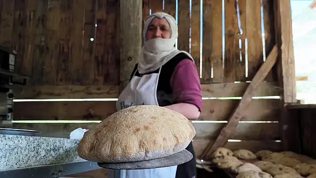 Tortum Şelalesi'nin yanı başında doğal ekmek mesaisi: Taleplere yetişemiyorlar