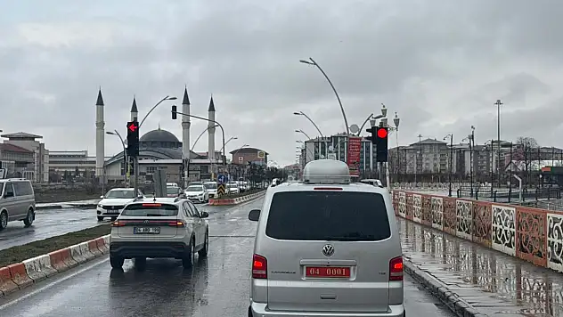 Trafiği durdurmayan Vali! Ağrı'da yeni bir dönem başladı