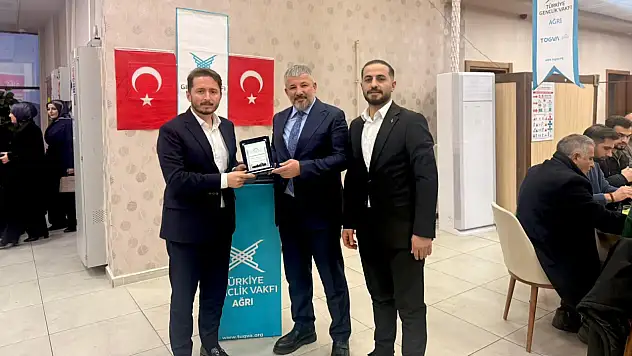 TÜGVA Ağrı iftarında iş insanı Azad Medeni Kahraman'a plaket