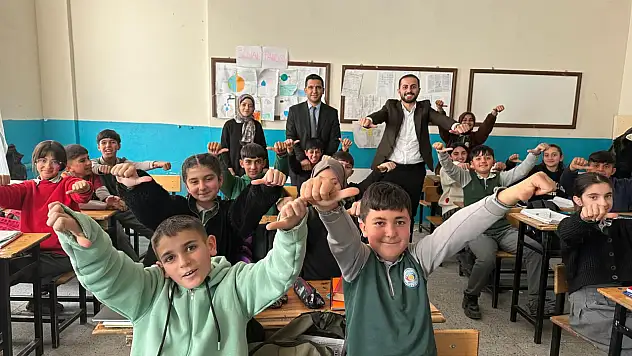 TÜGVA Ağrı İl Temsilciliği, öğrencilere kitap okuma alışkanlığını aşılıyor