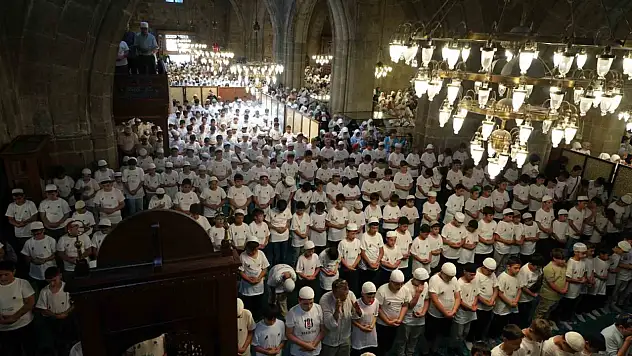 TÜGVA, Erzurum'da Ulu Cami'de 6.237 Öğrenciyi Bir Araya Getirdi