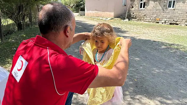 Türk Kızılay Ağrı'dan köy çocuklarına kıyafet desteği
