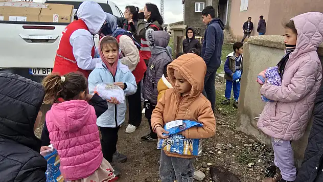 Türk Kızılay Diyadin Şubesi çocuklara bayram sevinci yaşatıyor