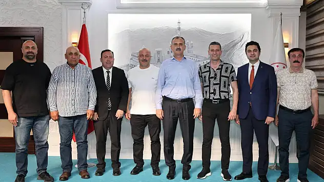 Türkiye Boks Federasyonu Başkanı Suat Hekimoğlu Ağrı Valisi Önder Bozkurt'u ziyaret etti