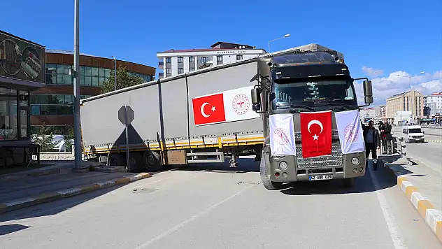 Türkiye'den İran'a 3 tır tıbbi yardım yola çıktı