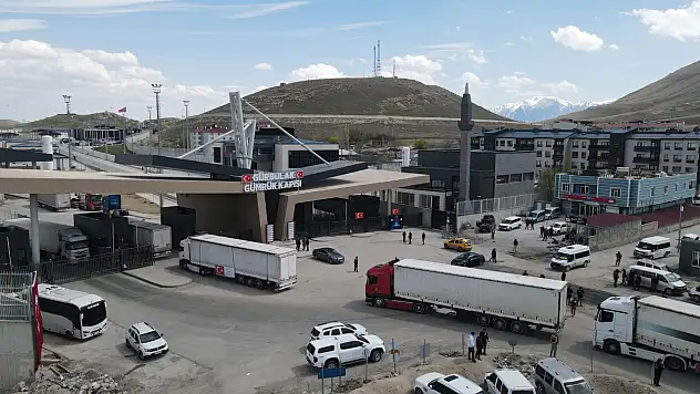Türkiye'den İran'a 6 tır tıbbi yardım Gürbulak'tan geçti
