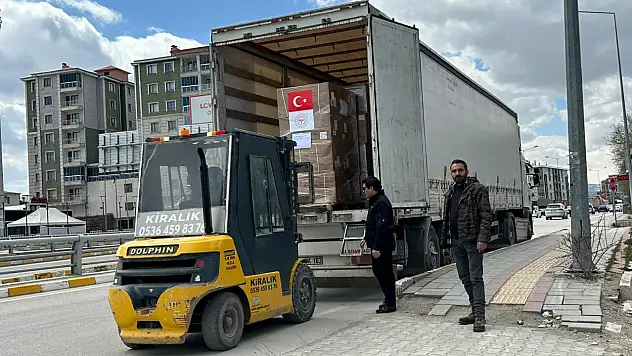 Türkiye'den İran'a gönderilen yardım tırı sayısı 9'a yükseldi