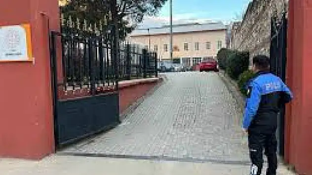 Türkiye her okulun önüne 2 polis yerleştirildi