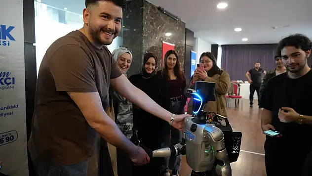 Türkiye'nin ilk nüfus kayıtlı robotu gençlerle buluştu