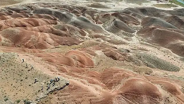 Türkiye'nin Mars'ı Gökkuşağı Tepeleri: Turistlerin Yeni Gözdesi ve Koruma Çağrısı