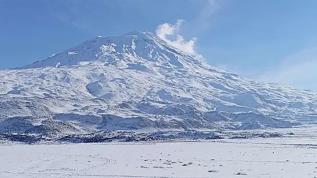Türkiye'nin zirvesi Ağrı Dağı gelinliğini giydi