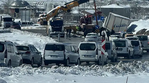 Tuşba'da kış alarmı: Yan yatan tır yolu kapattı