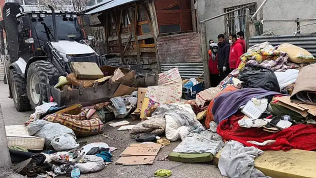 Tuşba'da Kötü Koku Şikayeti: Evden 2 Kamyon Çöp Çıkarıldı!