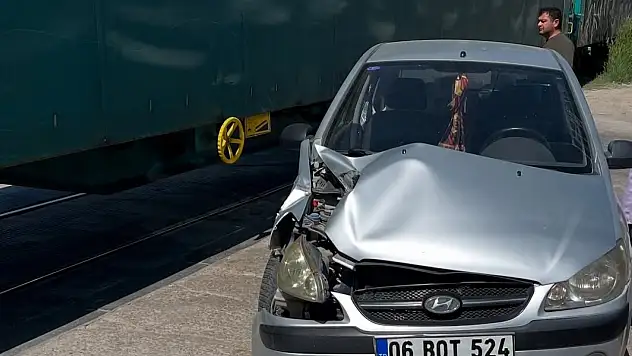 Tuşba'da tren otomobile çarptı: 1 yaralı, tahkikat başlatıldı