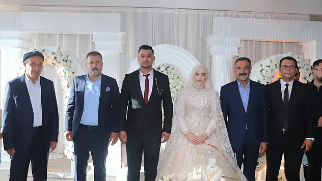 Tutak Belediye Başkanı Fevzi Sayan, genç çiftin nişan yüzüklerini taktı