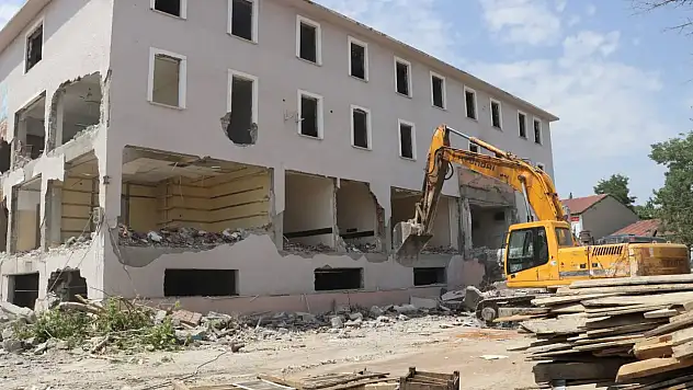 Tutak Hükümet Konağı yıkılıyor