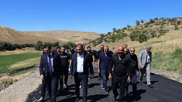 Tutak'ın Aşağı Özdek Köyü'nde yıllardır beklenen yol yapıldı