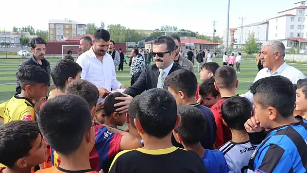 Tutak Kaymakamı Ahmet Coşkun'dan genç sporculara forma desteği