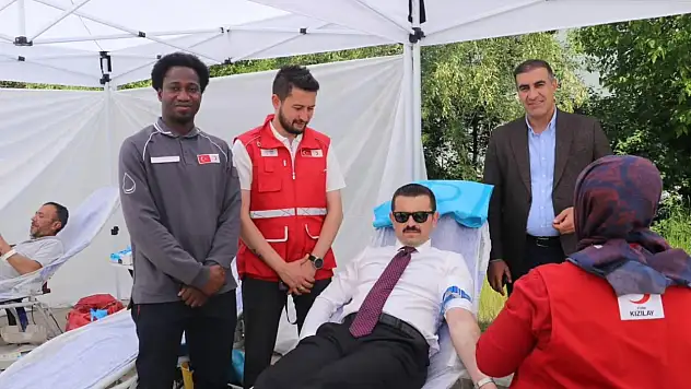 Tutak Kaymakamı Ahmet Coşkun'dan kan bağışına destek