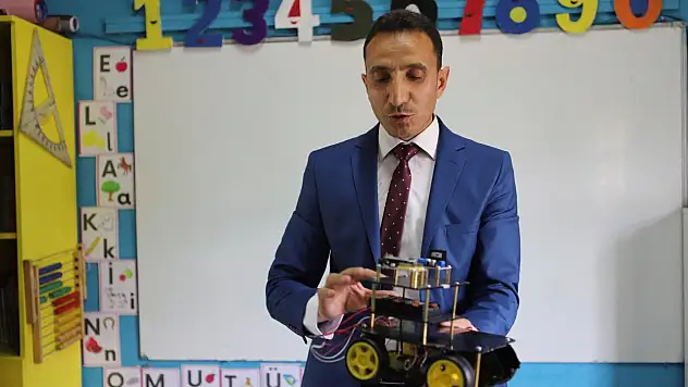 Tutak'ta bir öğretmen kodlamayı köy okuluna taşıdı!