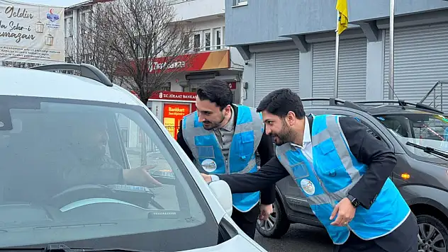 Tutak'ta 'İftara 5 Kala' AK Parti teşkilatı sahadaydı