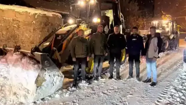 Tutak'ta kar ve tipi sonrası belediye ekipleri gece boyunca çalıştı