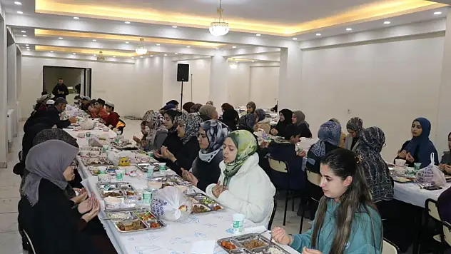 Tutak'ta Kaymakam Coşkun öğrencilerle aynı sofrada