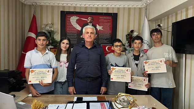 Tutak'ta LGS'de başarılı öğrenciler müdür Kartal'ı ziyaret etti