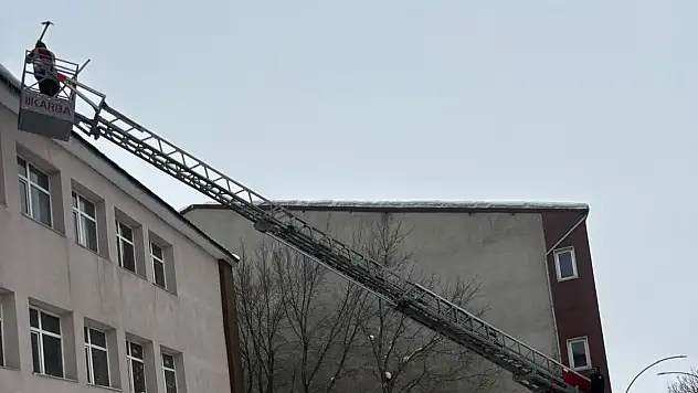 Tutak'ta okullar ikinci döneme hazır: Buzlar tek tek temizlendi