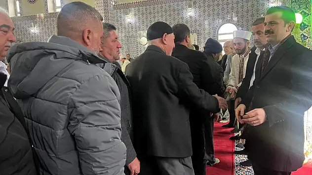 Tutak'ta protokol vatandaşlarla bayramlaştı
