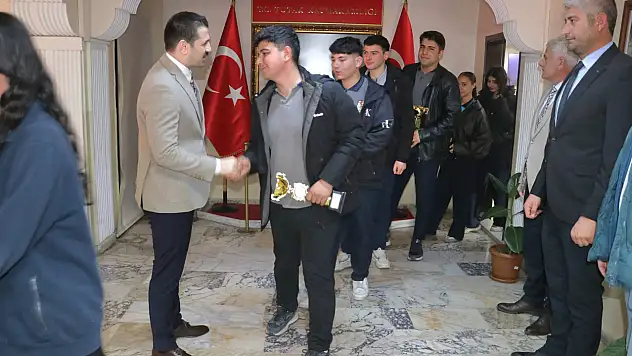 Tutaklı öğrenciler kupalarıyla Kaymakama gittiler