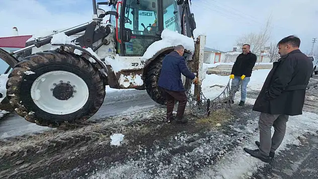 Tuzluca'da kar esareti: Köy yolları tek tek açılıyor