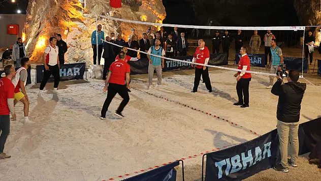 Tuzluca Tuz Mağaralarında Cumhuriyet Coşkusu: Cumhuriyet Tuz Voleybolu Turnuvası Düzenlendi